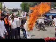 *वंचित बहुजन युवा आघाडीने जाळला एकनाथ शिंदे आणि अजित पवार , फडणवीस यांचा पुतळा..*