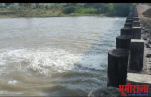 पिंपळगाव टाकळी बंधाऱ्याला गेट तुटल्याने प्रचंड पाणी गळती…..