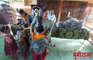 लॉयन्स क्लब संस्कृती खामगाव तर्फे दिव्यांग विद्यार्थ्यांना हुडी जॅकेटचे वाटप.
