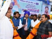 केंद्रीय मंत्री रामदास आठवले यांचा पातूरात जे.सी.बी.ने फुल उधळून भव्य सत्कार