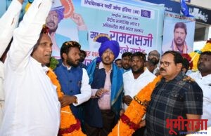 केंद्रीय मंत्री रामदास आठवले यांचा पातूरात जे.सी.बी.ने फुल उधळून भव्य सत्कार