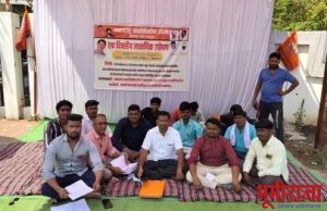 बंद केलेल्या तेरा घंटागाड्या त्वरित सुरू करुन खामगांवकरांच्या आरोग्याशी खेळणार्यां घनकचरा व्यवस्थापन कंत्राटदाराला काळ्या यादीत टाकण्याच्या मागणी करीता