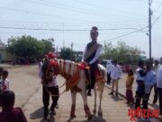 मतदान करण्यासाठी नवरदेव चक्क मतदान केंद्रावर पोहचला.