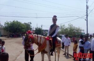 मतदान करण्यासाठी नवरदेव चक्क मतदान केंद्रावर पोहचला.
