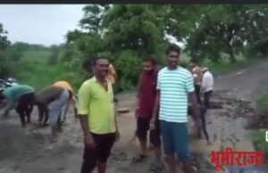 अखेर…. युवकांना घेऊन सरपंच प्रतिनिधीने रस्ता बनवला!