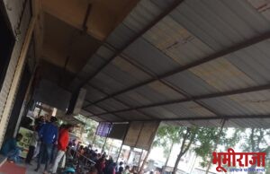 के-वायसी करण्यासाठी भारतीय स्टेट बँकेबाहेर महिलांची गर्दी.