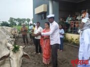 बैलपोळ्याच्या पुर्वसंध्येला खांदे मळण निमित्त बारा बलुतेदारांचा सन्मान सोहळा संपन्न.