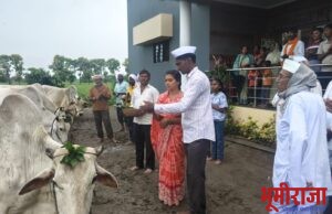 बैलपोळ्याच्या पुर्वसंध्येला खांदे मळण निमित्त बारा बलुतेदारांचा सन्मान सोहळा संपन्न.