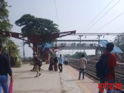 रेल्वेस्थानवरील शेडच्या अपुर्ण कामामुळे प्रवाशांना खावे लागतात उन्हाचे चटके.
