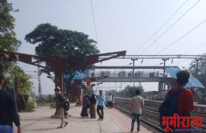 रेल्वेस्थानवरील शेडच्या अपुर्ण कामामुळे प्रवाशांना खावे लागतात उन्हाचे चटके.