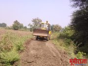 शेतक-यांनी स्वंयखर्चाने दुरुस्ती केला पादंणरस्ता.