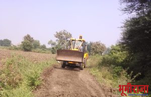 शेतक-यांनी स्वंयखर्चाने दुरुस्ती केला पादंणरस्ता.