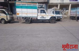 रोडवर अतिरीक्त वाहणे उभी केल्याने वाहतुकीस होतो अडथळा.