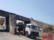 जेसीबी घेऊन जाणारा ट्रक रेल्वेब्रिजखाली अडकला!