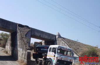 जेसीबी घेऊन जाणारा ट्रक रेल्वेब्रिजखाली अडकला!
