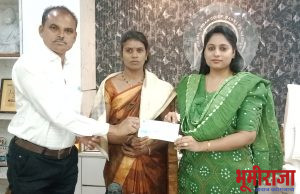 नाम फाउंडेशनतर्फे विधवा शेतकरी महिलेला मदतीचा धनादेश