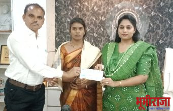 नाम फाउंडेशनतर्फे विधवा शेतकरी महिलेला मदतीचा धनादेश
