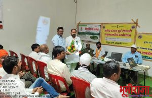 अहो..आश्चर्यम…यंदाची हिमायतनगरयेथील खरीपपुर्व बैठकीचे नियोजन एका कृषि विभागाच्या विविध योजना घेणा-यांच्या सदन शेतक-याच्या शेतात तेही चक्क पाच किलोमीटर दुरवर….