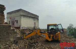 पुण्यश्लोक अहिल्यादेवी भक्तांनो, आजचा बुलडोजर घाट नांदूर मधमेश्वर येथील पुण्यश्लोक अहिल्यादेवी होळकर यांनी बांधलेल्या होळकरवाड्यावर नाही तर तो महाराष्ट्रातील होळकरशाहीच्या अनुयायांच्या काळजावर चालविला……!!