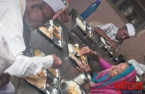 मुलांच्या वाढदिवसाचा अनावश्यक खर्च टाळत वृद्धाश्रमात केले अन्नदान..