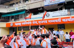 हिंदी भाषेच्या सक्ती विरोधात ठाकरे बंधुनी पुकारलेल्या आंदोलानाचे यशाचा नाशिक मध्ये ढोल वाजून पेढे वाटून जल्लोष साजरा