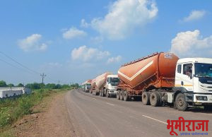 जलंब माटरगाव रोडवर असलेल्या कंट्रशन कंपणीचे रोडवर उभे असलेल्या ट्रक मुळे अपघात होण्याची शक्यता