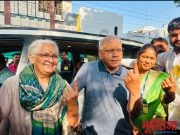 वंचित बहुजन आघाडीचे अध्यक्ष ॲड. प्रकाश आंबेडकर आणि प्रा. अंजलीताई आंबेडकर यांनी बजावला मतदानाचा हक्क