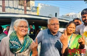 वंचित बहुजन आघाडीचे अध्यक्ष ॲड. प्रकाश आंबेडकर आणि प्रा. अंजलीताई आंबेडकर यांनी बजावला मतदानाचा हक्क