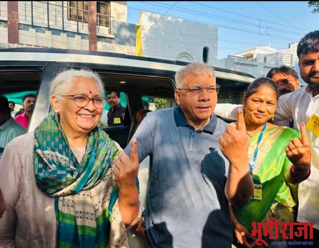 वंचित बहुजन आघाडीचे अध्यक्ष ॲड. प्रकाश आंबेडकर आणि प्रा. अंजलीताई आंबेडकर यांनी बजावला मतदानाचा हक्क