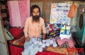 जलंब गावातील अपंग कार्यकर्त्याने स्वखर्चाने रोषणाई केली; गावकऱ्यांसह रेल्वे प्रवाशांना मिळणार फायदा