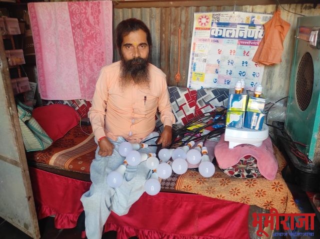जलंब गावातील अपंग कार्यकर्त्याने स्वखर्चाने रोषणाई केली; गावकऱ्यांसह रेल्वे प्रवाशांना मिळणार फायदा