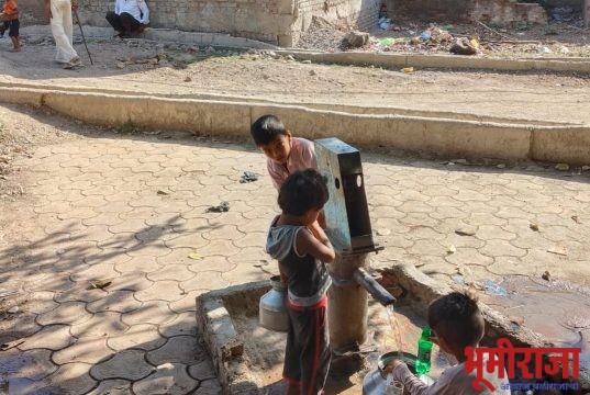 लोहारा गावात २०० लिटर पाण्यासाठी मोजावे लागत २०० रुपये बाळापूर प्रशासन सुस्त, १४ गावाला पाणी पुरवठा कराणारा गावातच पाणी टंचाई